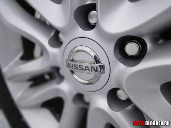 логотип Nissan на колесах