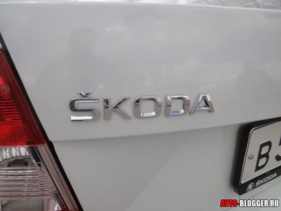 логотип SKODA, сзади