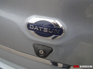 логотип DATSUN на задней крышке
