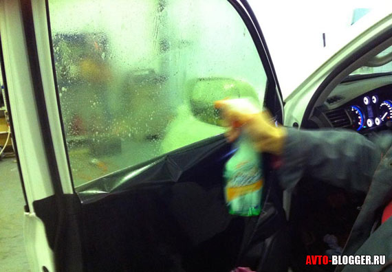 Как убрать клей со стекла автомобиля