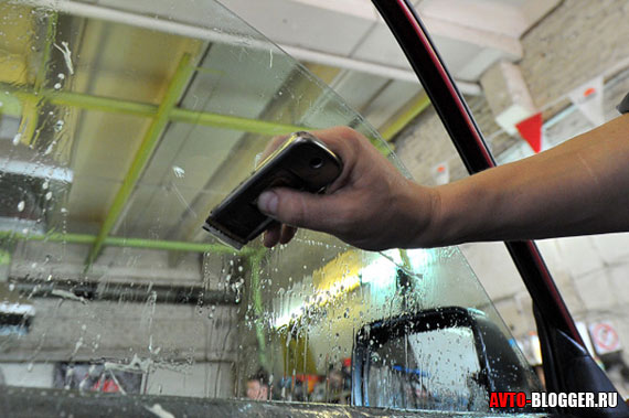 Как убрать клей со стекла автомобиля