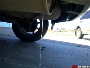 Вытекает вода из глушителя