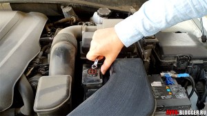 сначала одеваем плюсовую клемму