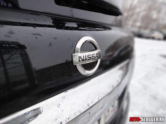 Задний логотип Nissan