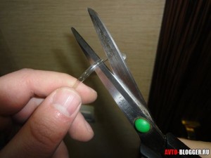 Отрезаем все лишнее от капельницы