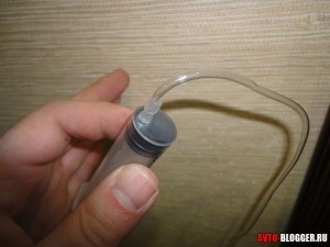 шприц с одетой трубочкой 