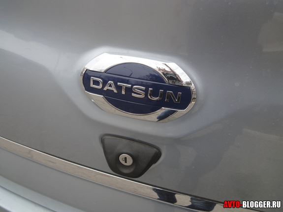 логотип DATSUN на задней крышке