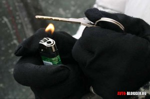 разогреть зажигалкой
