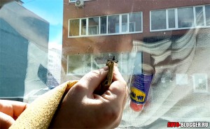 Удаляем со стекла тряпочкой